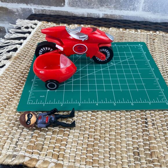 Disney Pixar Incredibles 2 Mr Incredible, his vehicle, Elastigirl & her cycle - Picture 13 of 13